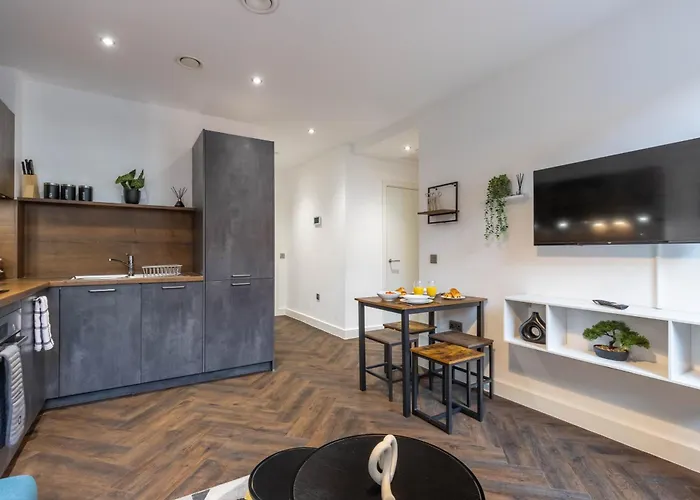 Professionals, City Centre, Parking, Superstore Nearby