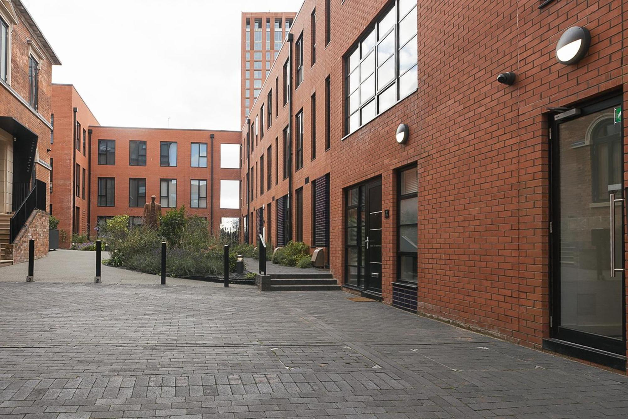 Professionals, Centre, Parking, Superstore Nearby Apartment *