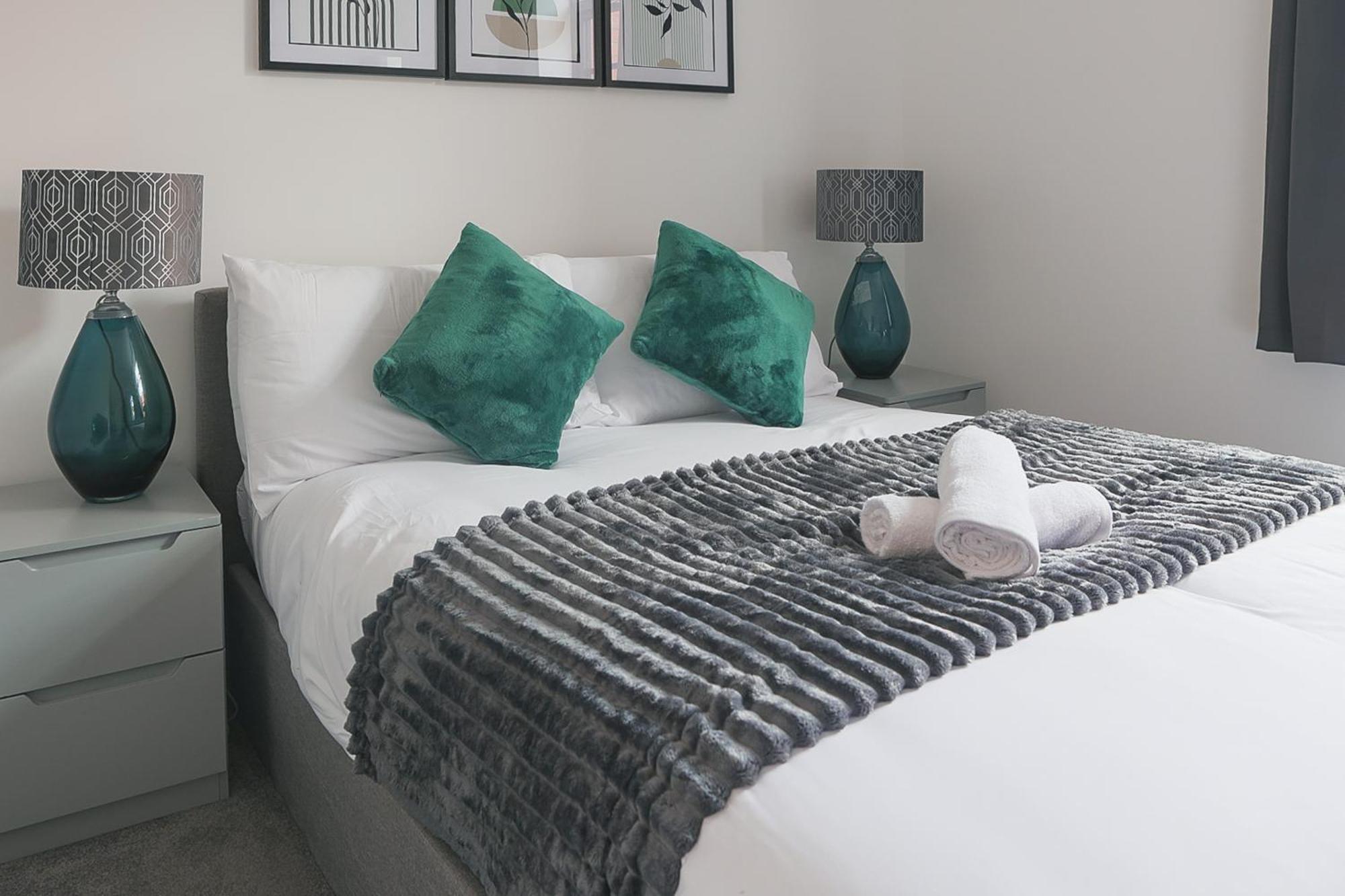 Professionals, Centre, Parking, Superstore Nearby * Birmingham