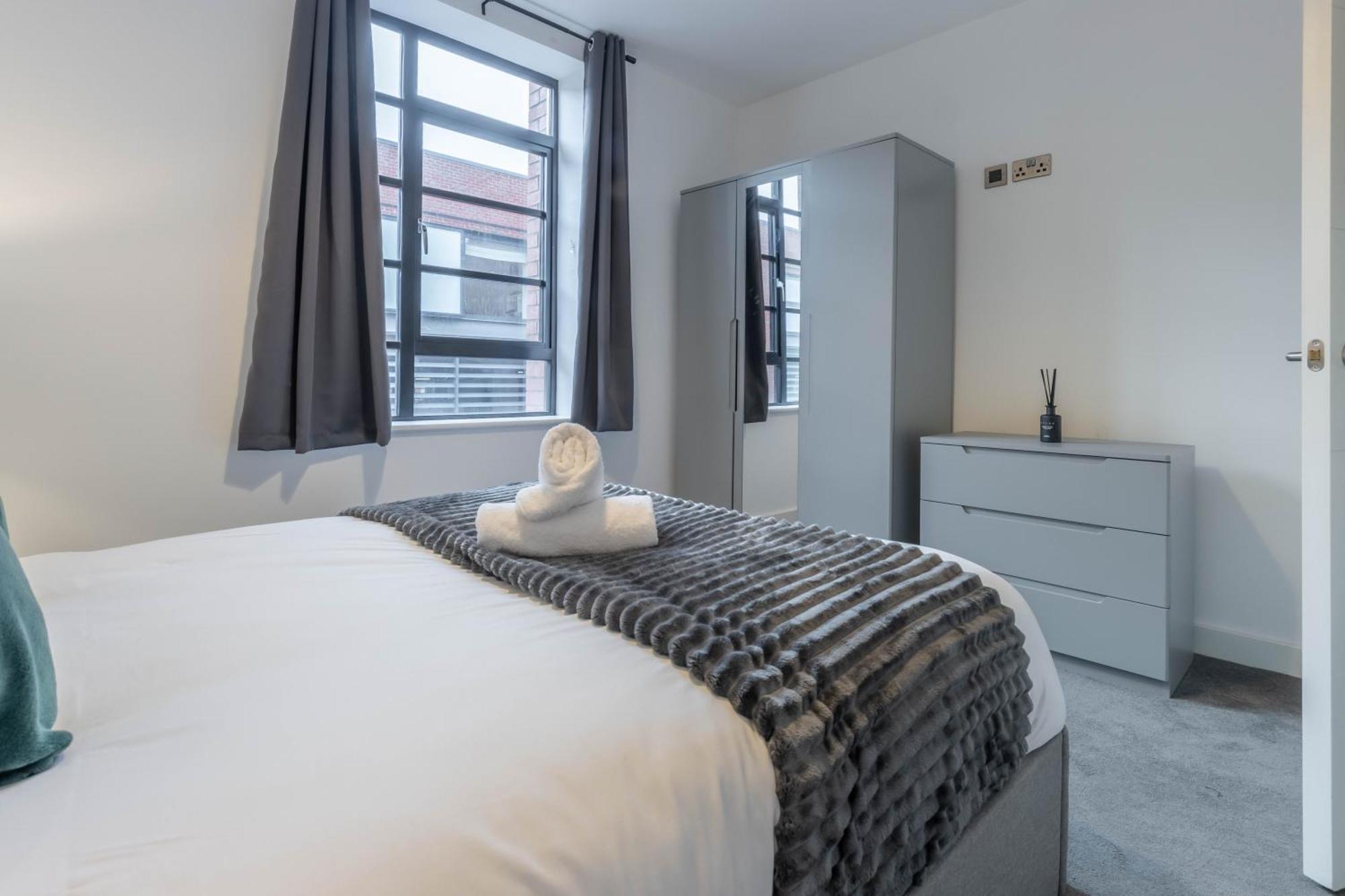 Apartment Professionals, Centre, Parking, Superstore Nearby *