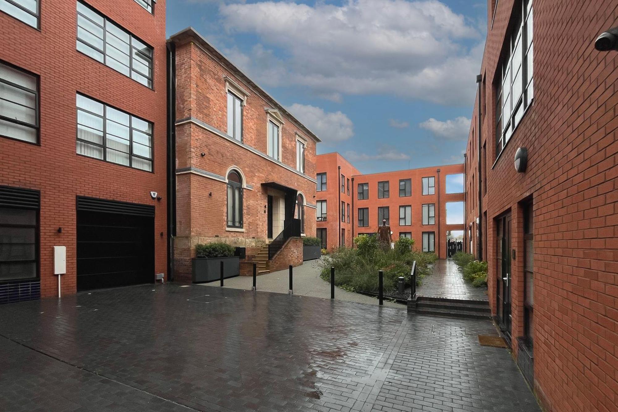 Professionals, Centre, Parking, Superstore Nearby *