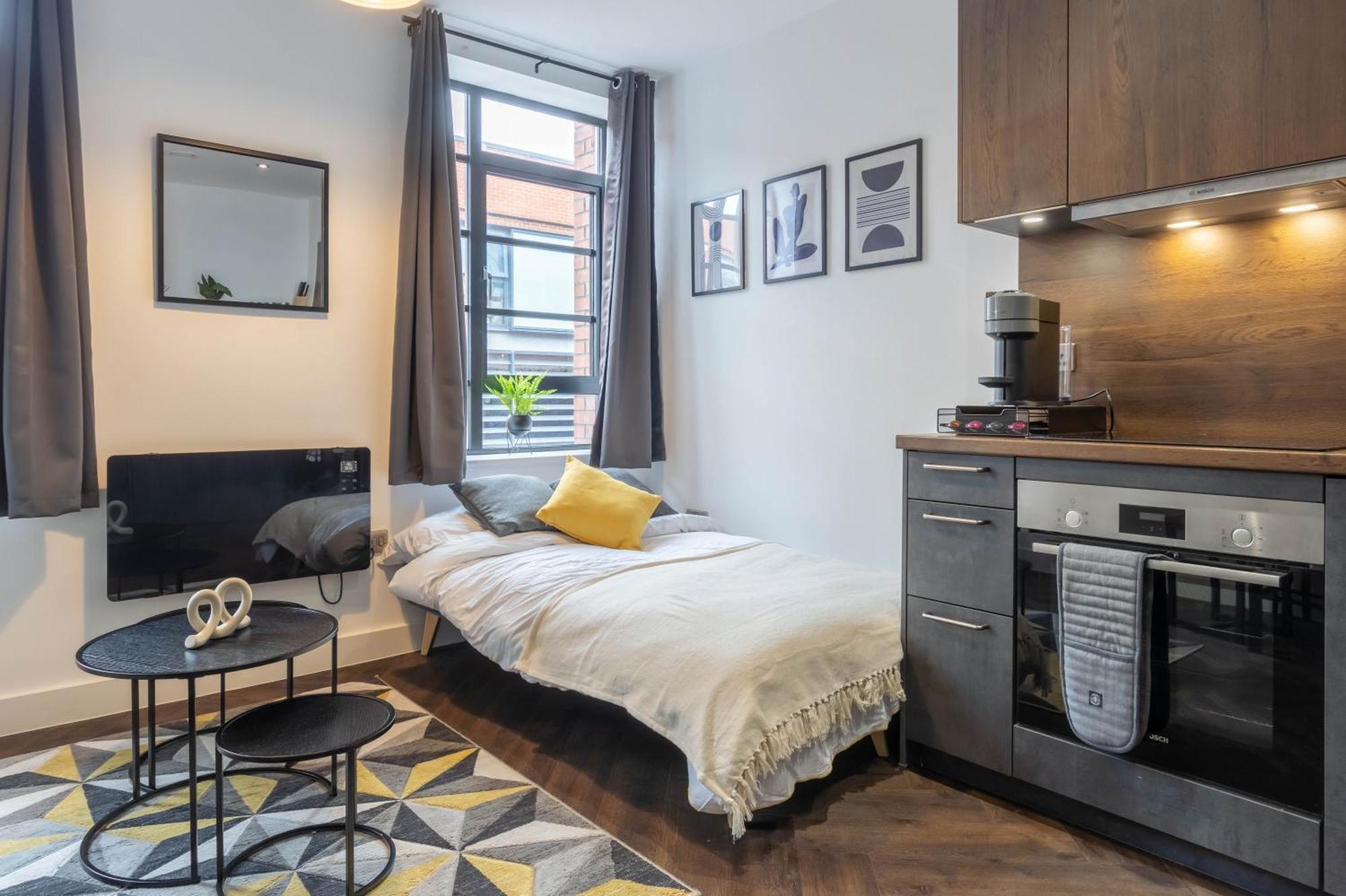 Apartment Professionals, Centre, Parking, Superstore Nearby *