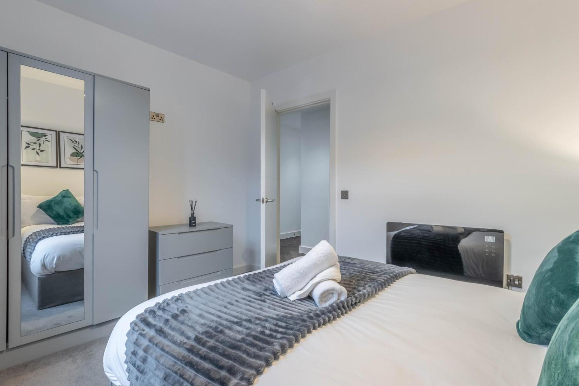 Professionals, Centre, Parking, Superstore Nearby