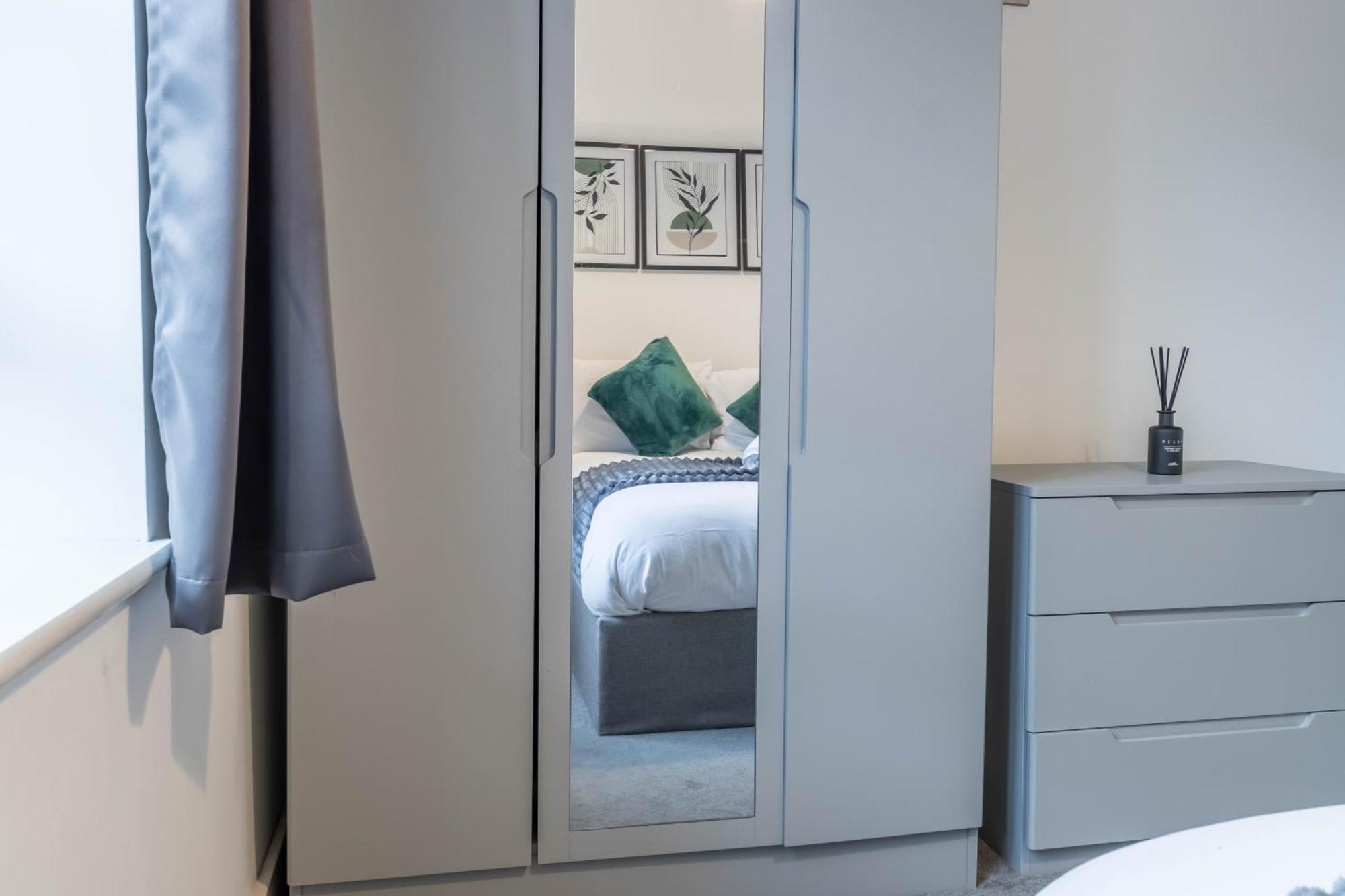 Apartment Professionals, Centre, Parking, Superstore Nearby