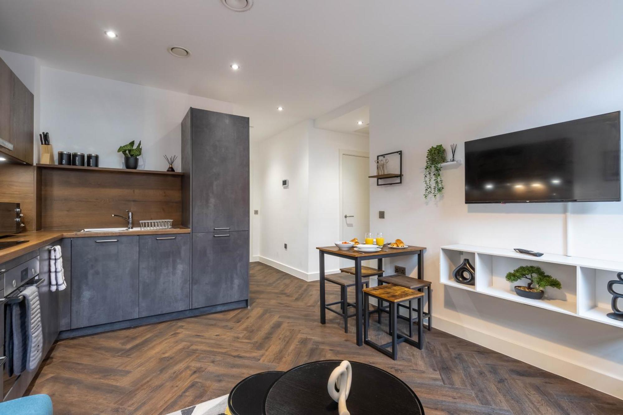 Professionals, Centre, Parking, Superstore Nearby * Birmingham