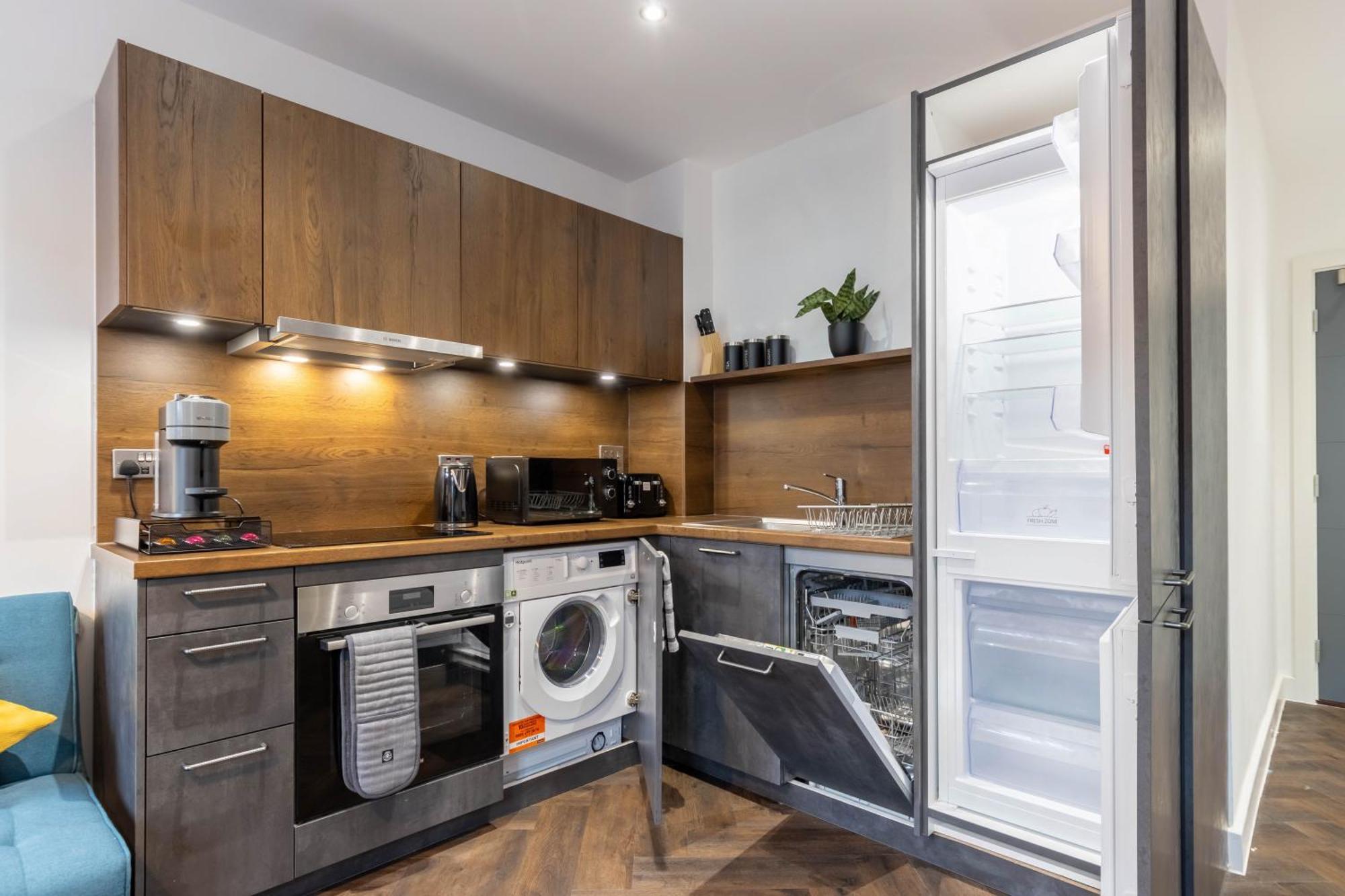 Apartment Professionals, Centre, Parking, Superstore Nearby Birmingham