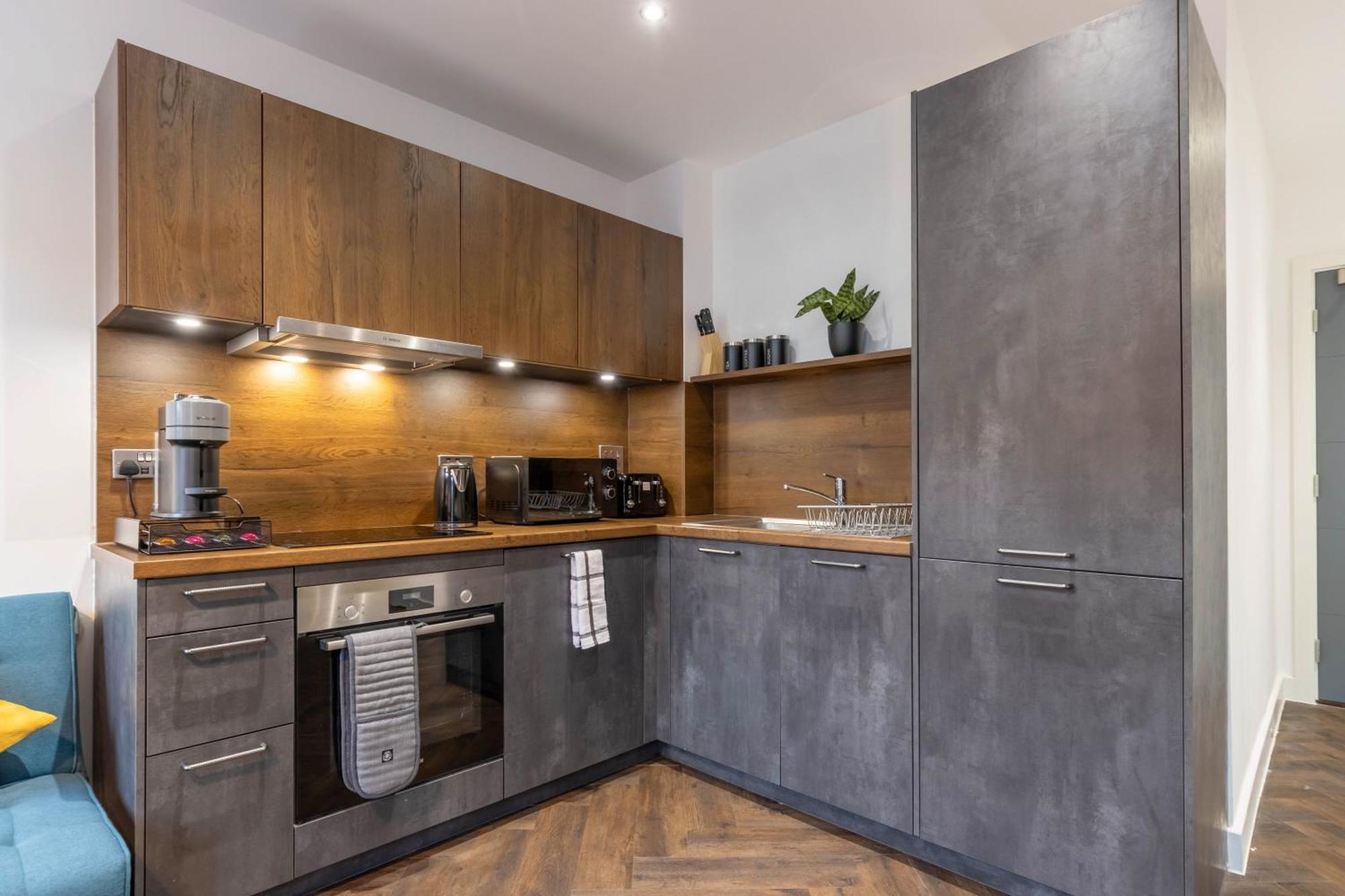 Apartment Professionals, Centre, Parking, Superstore Nearby *